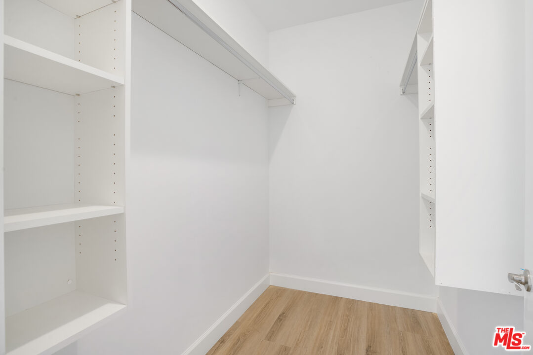 1832 S Barrington AVE Unit: 304