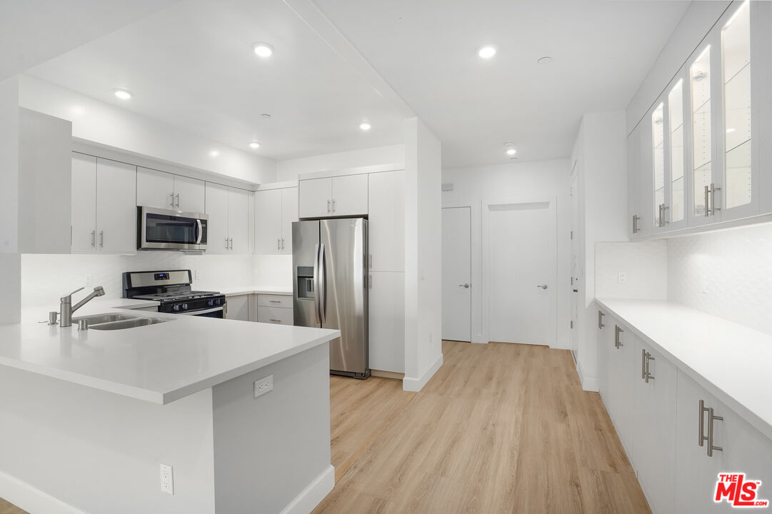 1832 S Barrington AVE Unit: 304