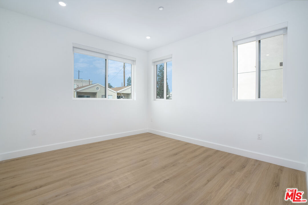 1832 S Barrington AVE Unit: 304