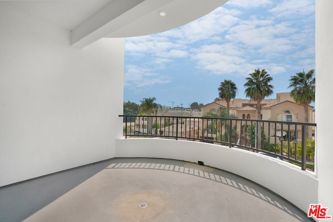 1832 S Barrington AVE Unit: 304