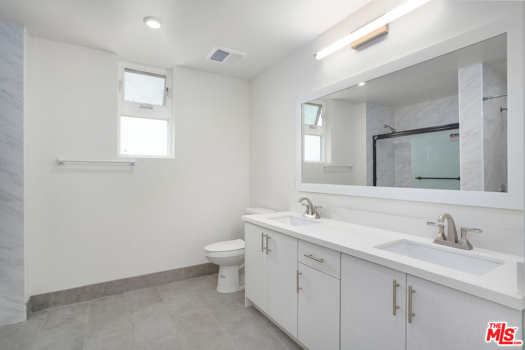 1832 S Barrington AVE Unit: 304