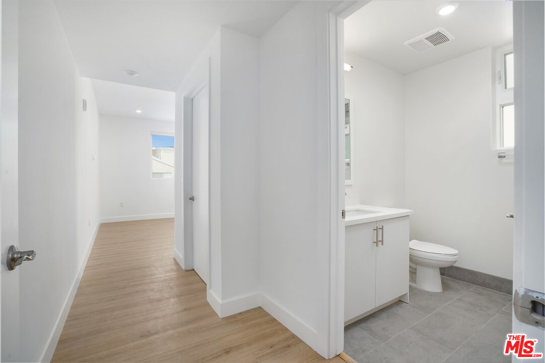 1832 S Barrington AVE Unit: 304