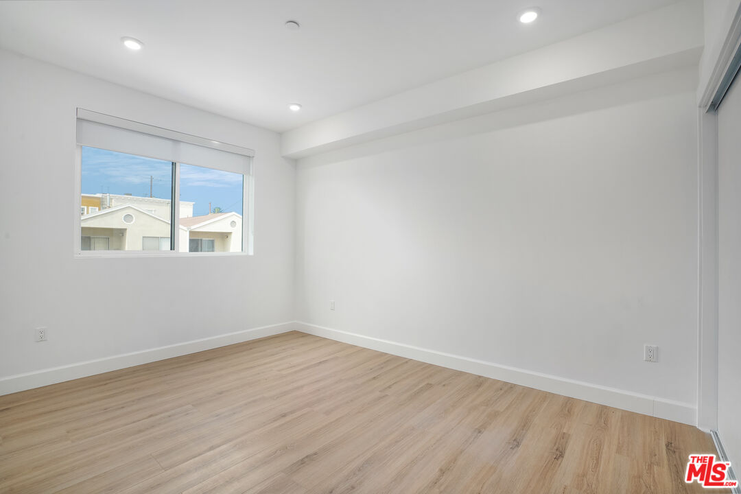 1832 S Barrington AVE Unit: 304