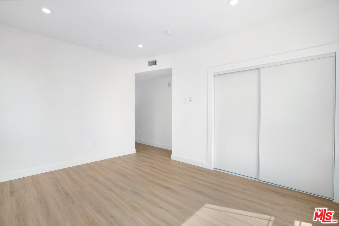 1832 S Barrington AVE Unit: 304