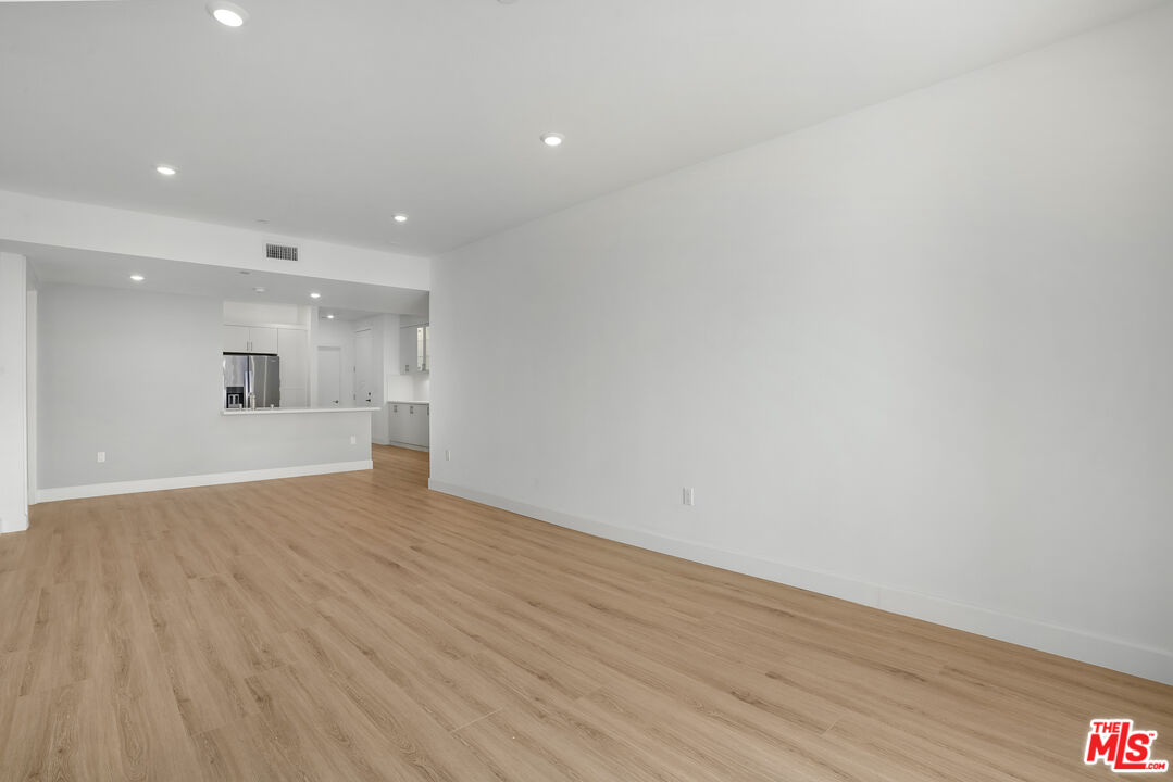 1832 S Barrington AVE Unit: 304