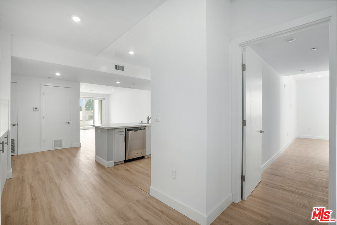 1832 S Barrington AVE Unit: 304