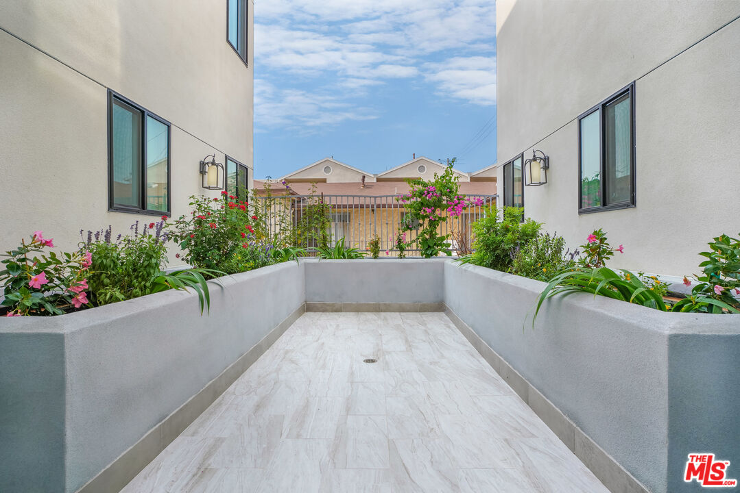 1832 S Barrington AVE Unit: 304