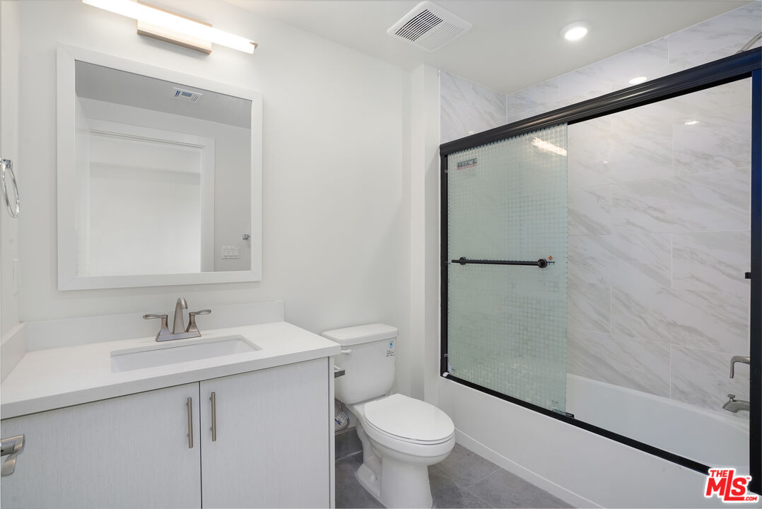 1832 S Barrington AVE Unit: 304