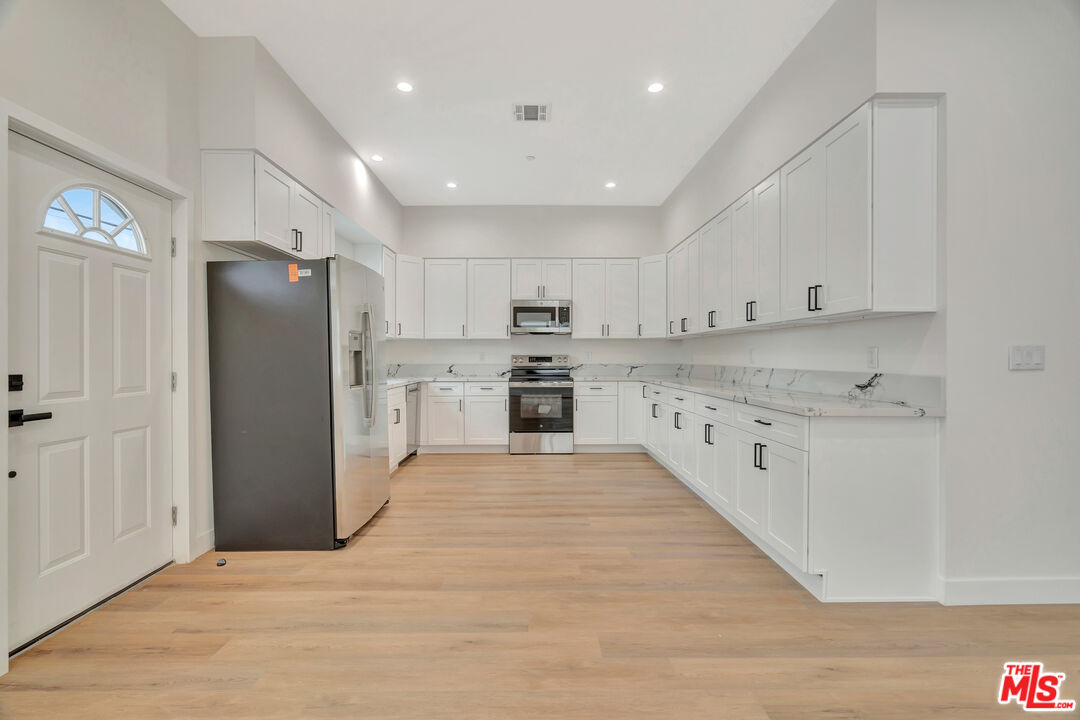 11108 N Norris Ave Unit: 11108