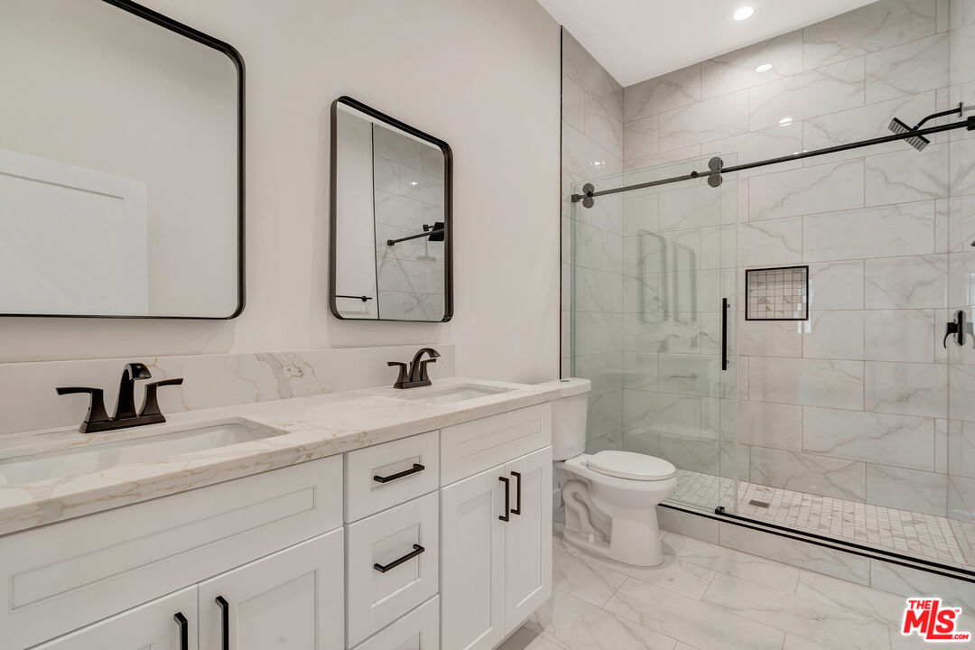 11108 N Norris Ave Unit: 11108