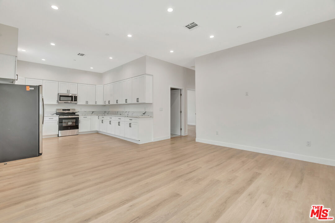 11108 N Norris Ave Unit: 11108