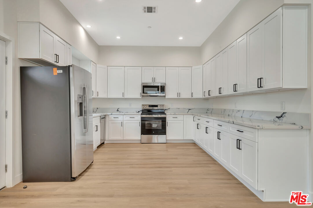 11108 N Norris Ave Unit: 11108