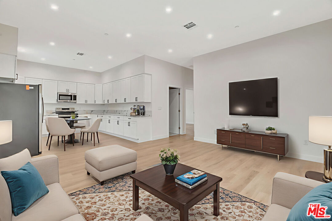 11108 N Norris Ave Unit: 11108