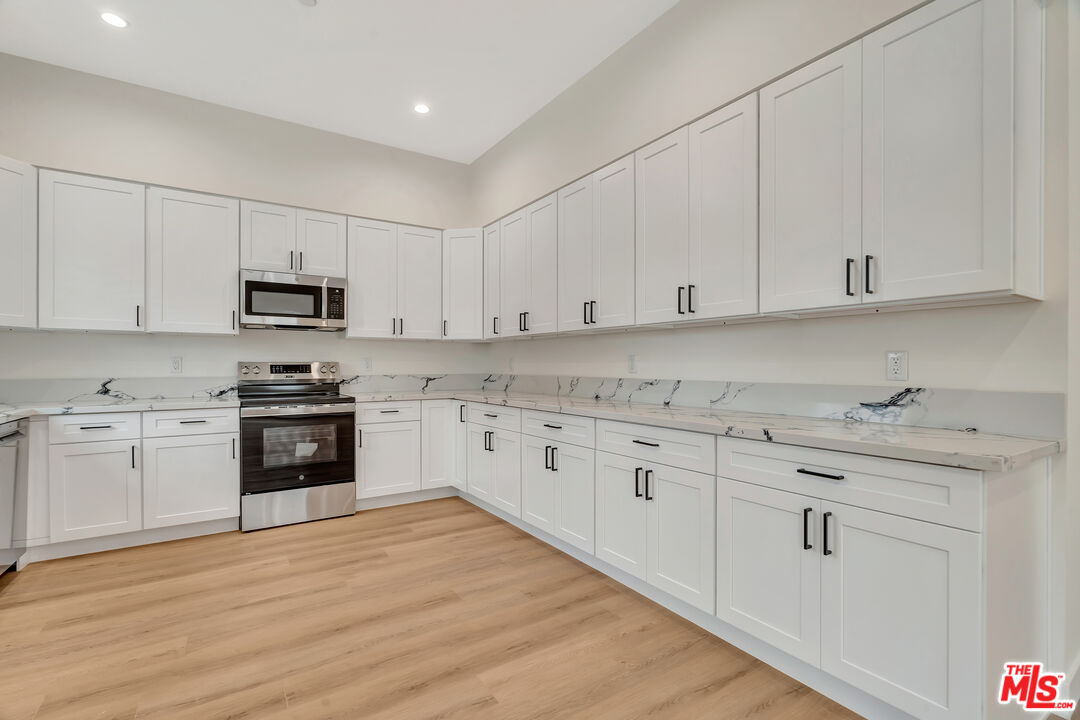 11108 N Norris Ave Unit: 11108