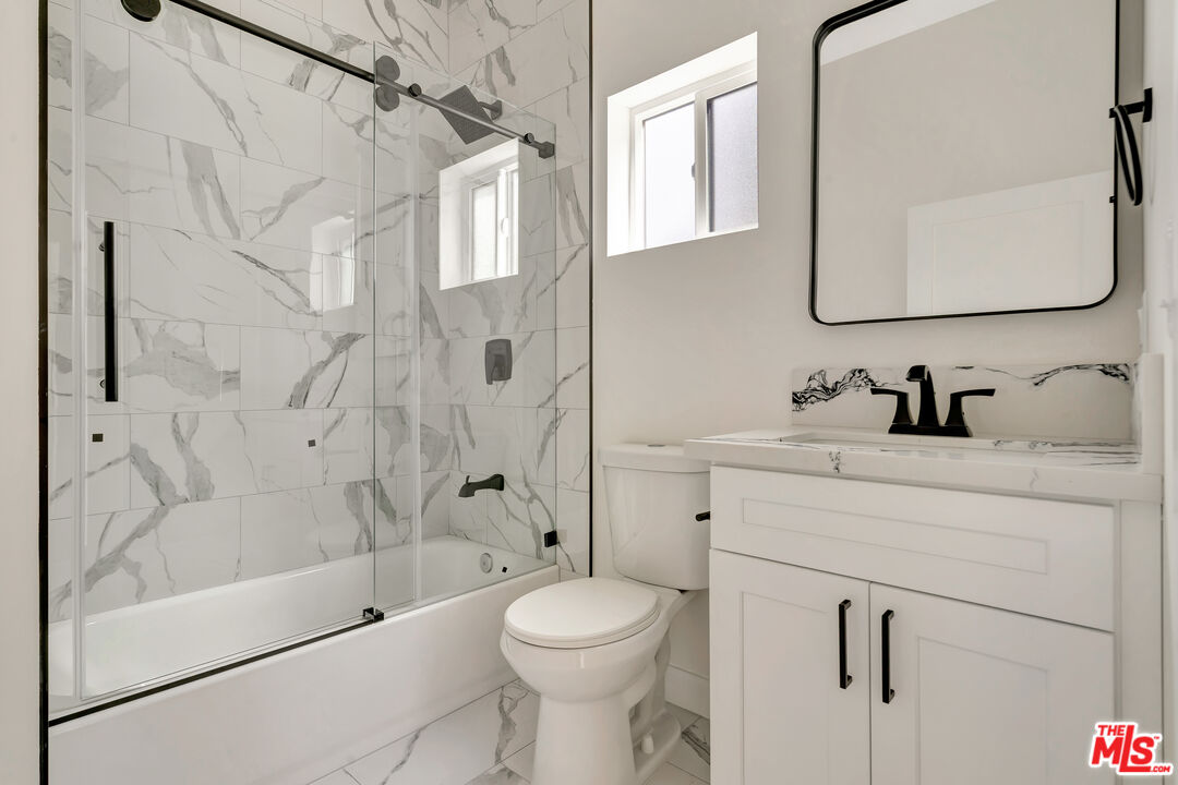 11108 Norris Ave Unit: 11106 1/2