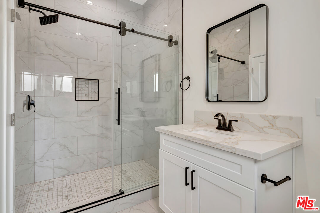 11108 Norris Ave Unit: 11106 1/2