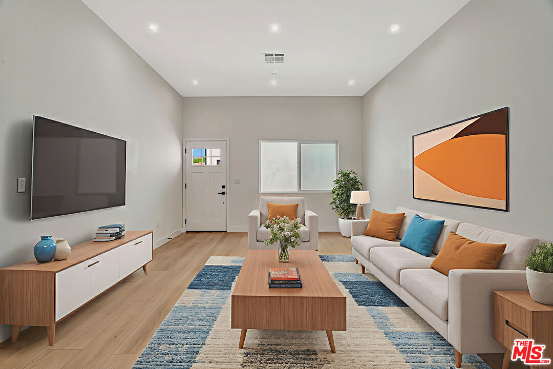 11108 Norris Ave Unit: 11106 1/2