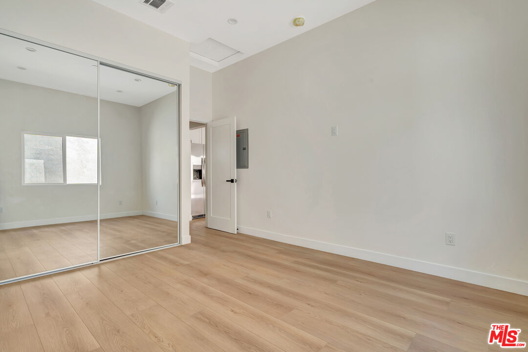 11108 Norris Ave Unit: 11106 1/2