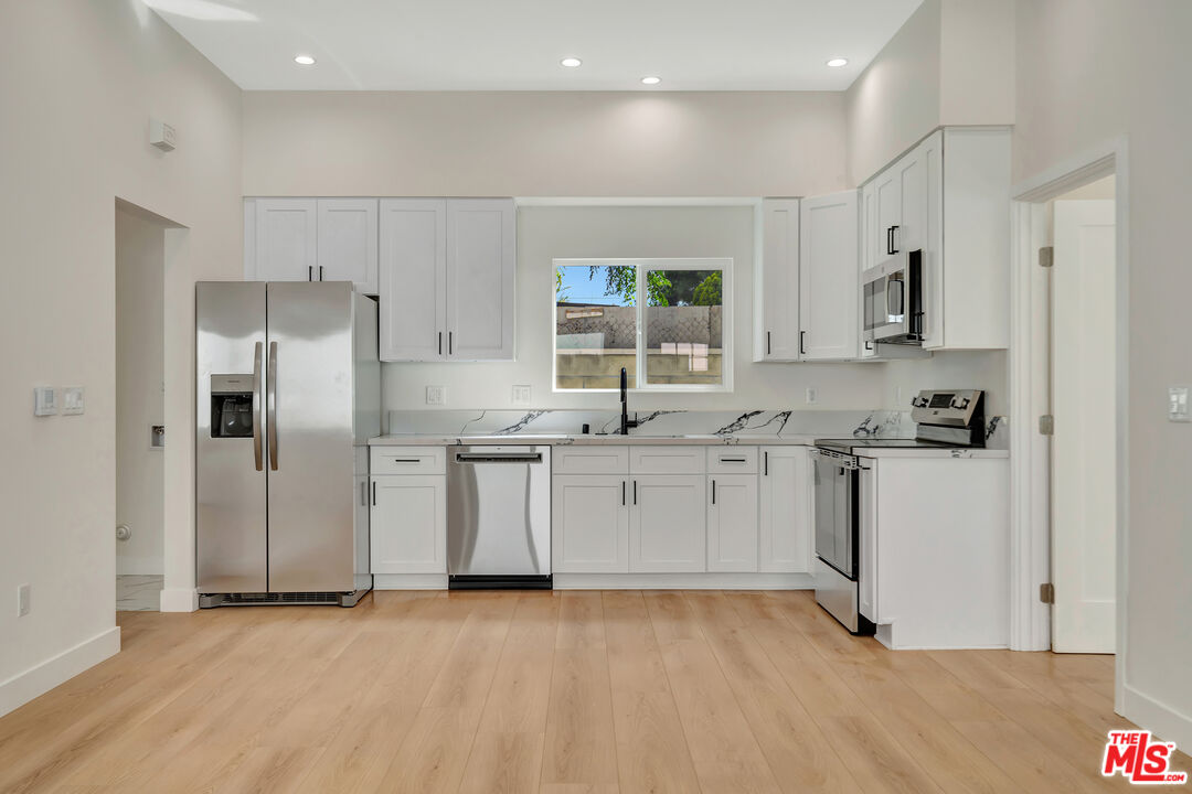 11108 Norris Ave Unit: 11106 1/2