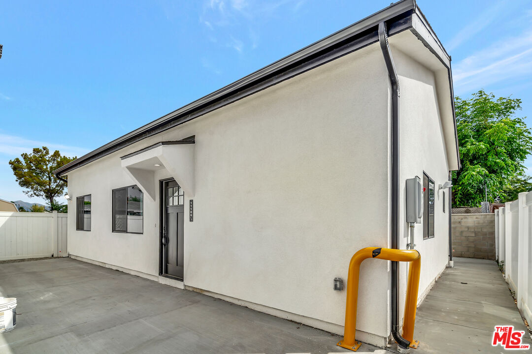 11108 Norris Ave Unit: 11106 1/2
