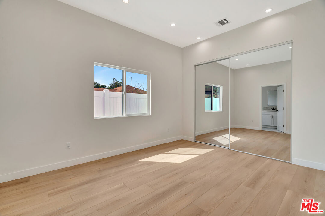 11108 Norris Ave Unit: 11106 1/2