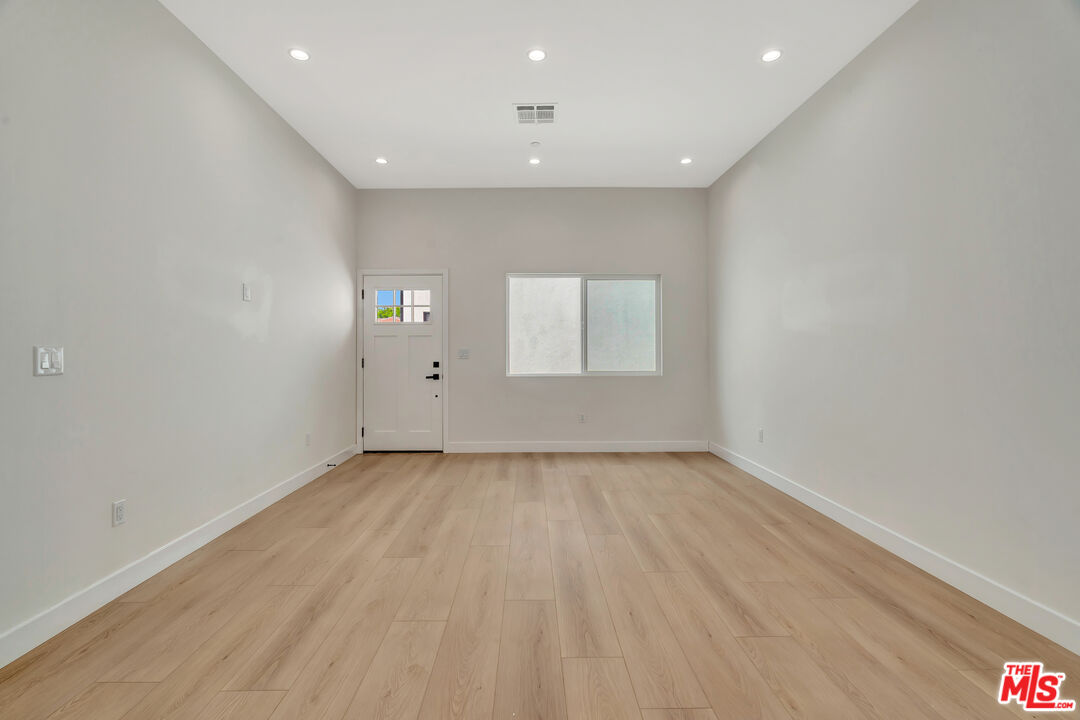 11108 Norris Ave Unit: 11106 1/2