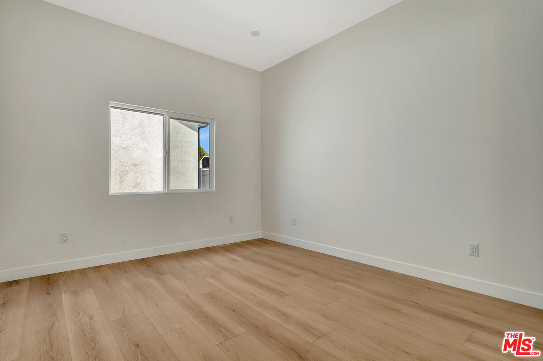 11108 Norris Ave Unit: 11106 1/2