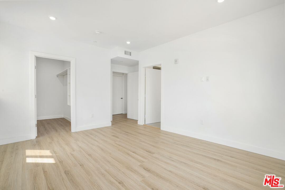 1832 S Barrington Ave Unit: 202