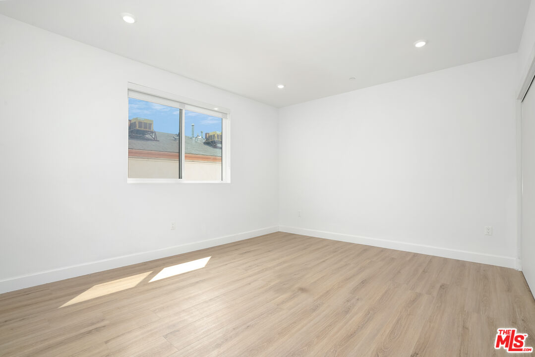 1832 S Barrington Ave Unit: 202