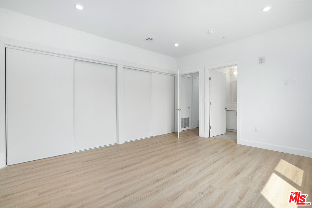 1832 S Barrington Ave Unit: 202