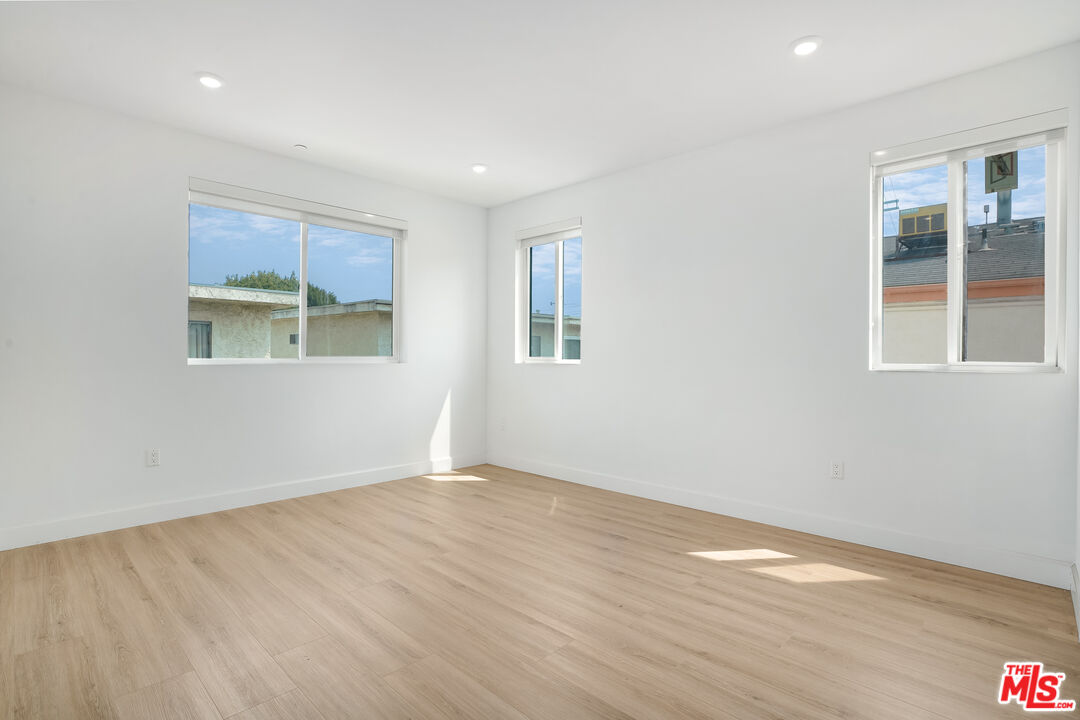 1832 S Barrington Ave Unit: 202