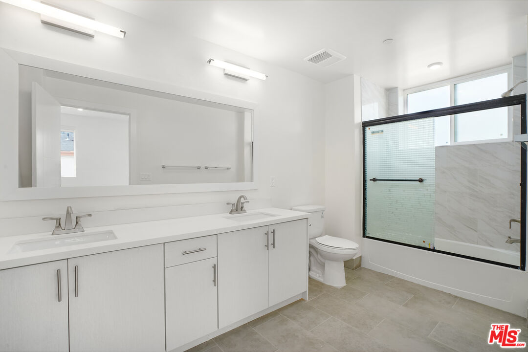 1832 S Barrington Ave Unit: 202
