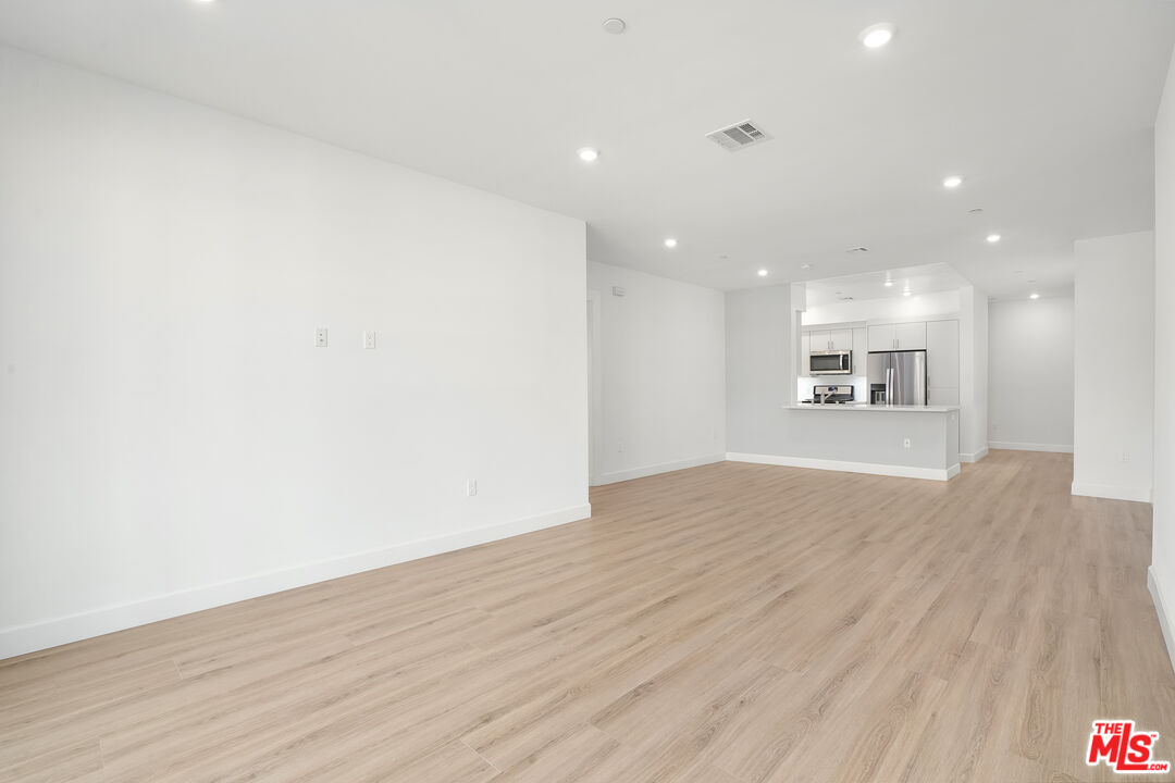 1832 S Barrington Ave Unit: 202