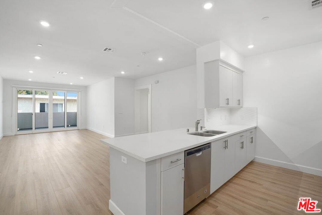 1832 S Barrington Ave Unit: 202