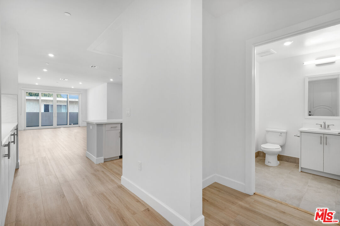 1832 S Barrington Ave Unit: 202