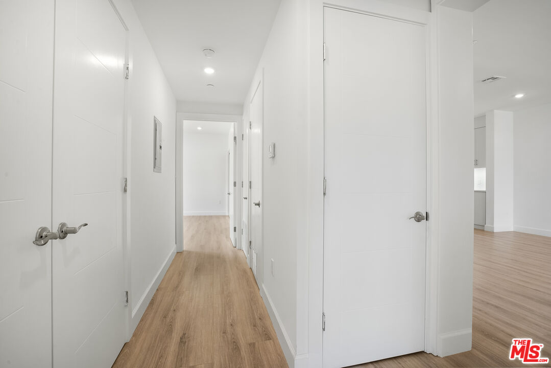 1832 S Barrington Ave Unit: 202