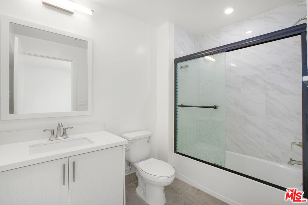 1832 S Barrington Ave Unit: 202