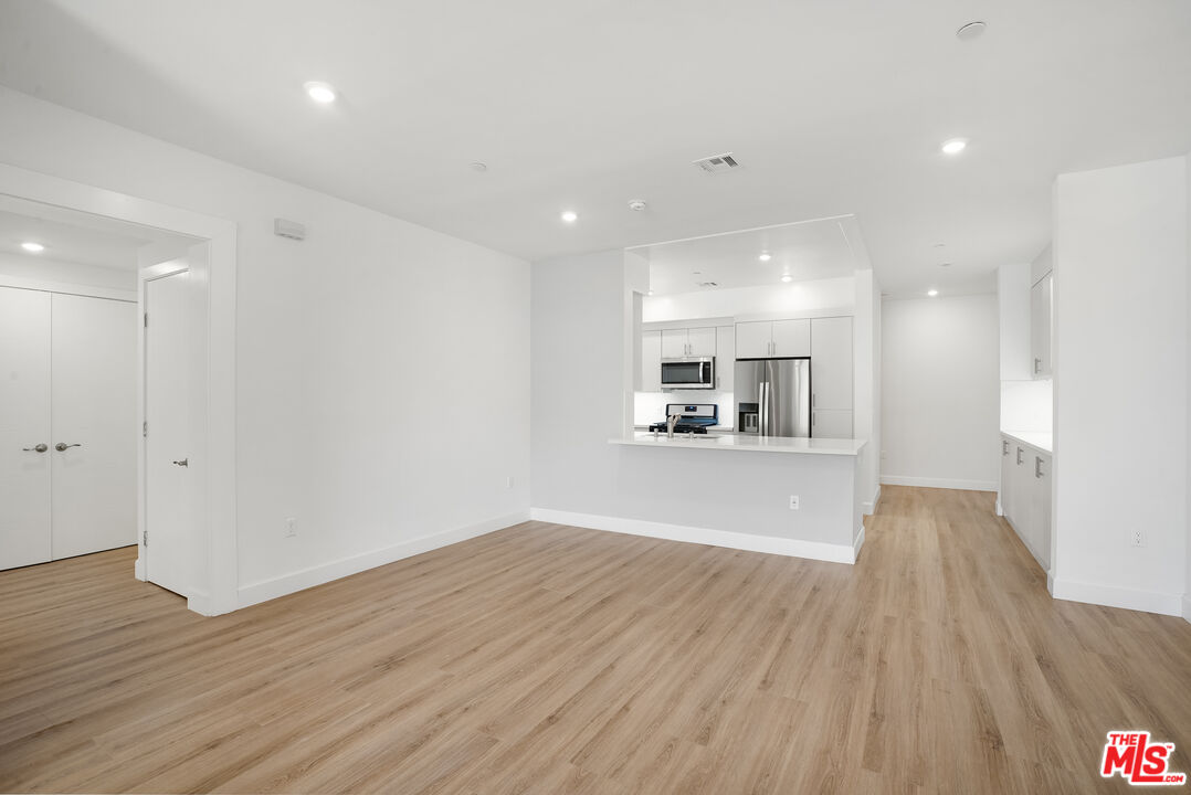 1832 S Barrington Ave Unit: 202