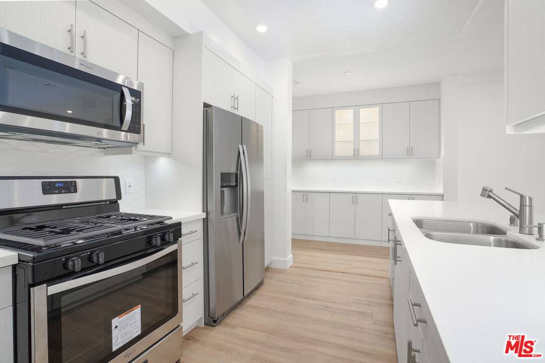 1832 S Barrington Ave Unit: 202