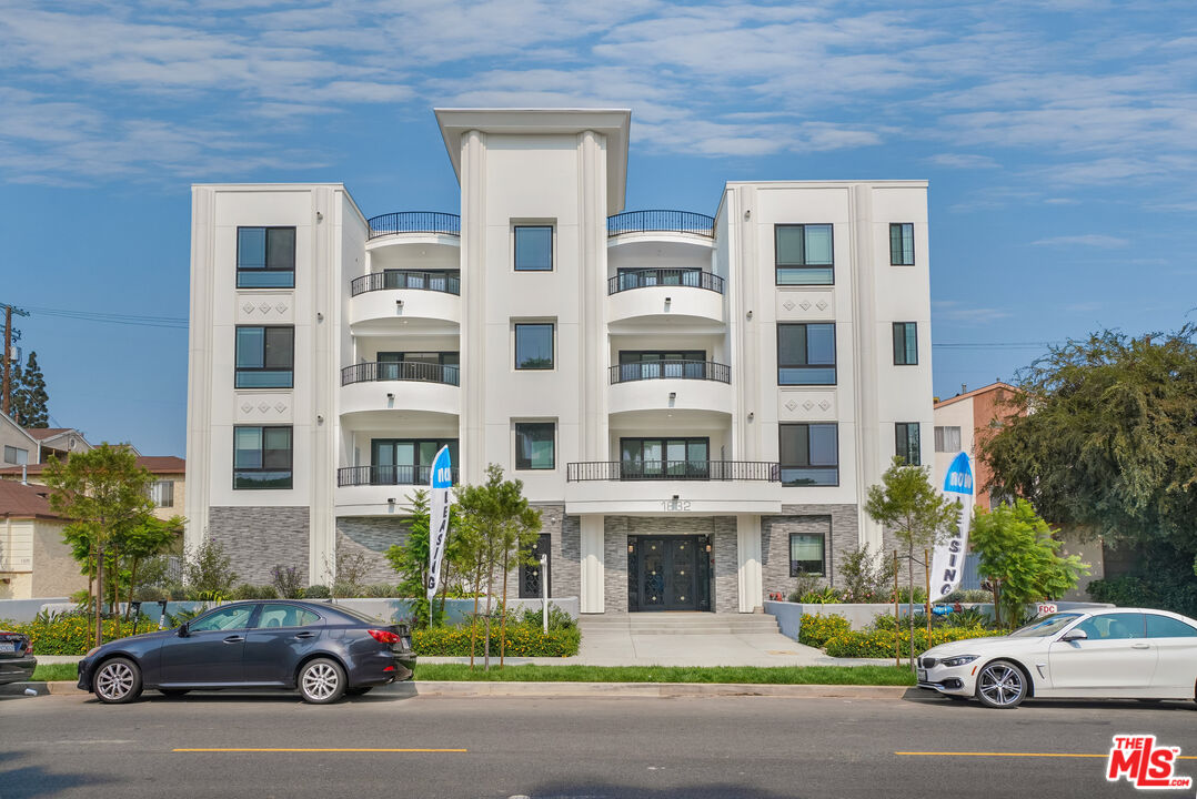 1832 S Barrington Ave Unit: 202