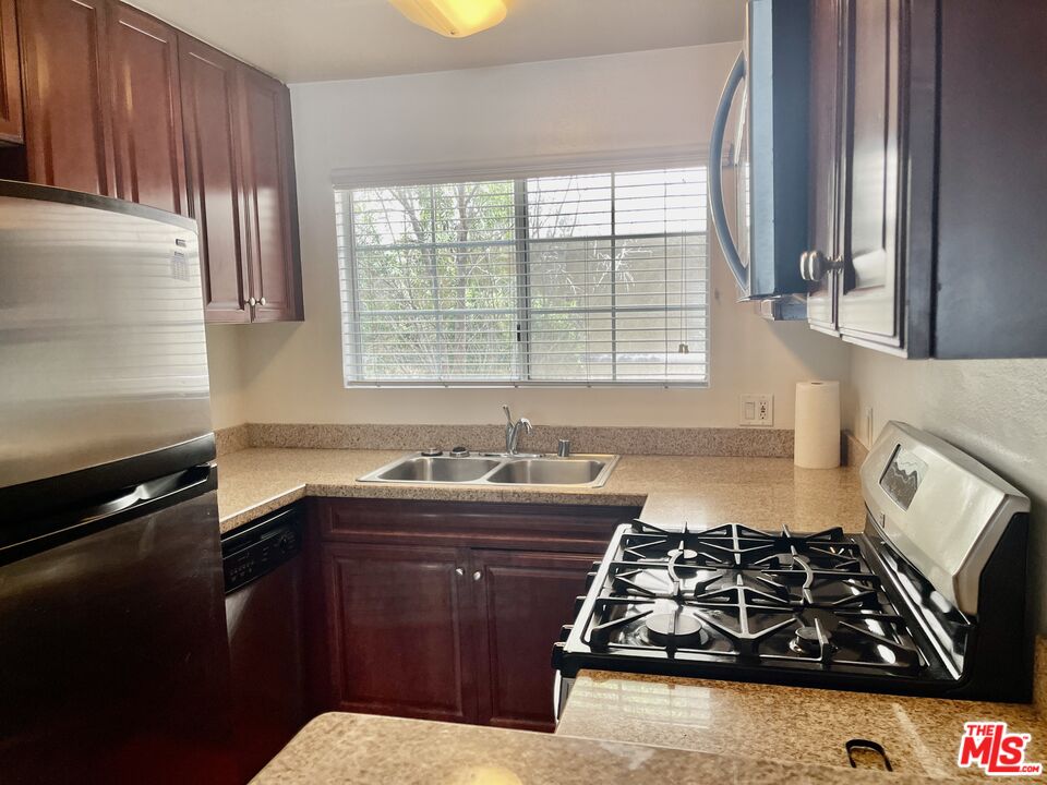 5530 Owensmouth Ave Unit: 223