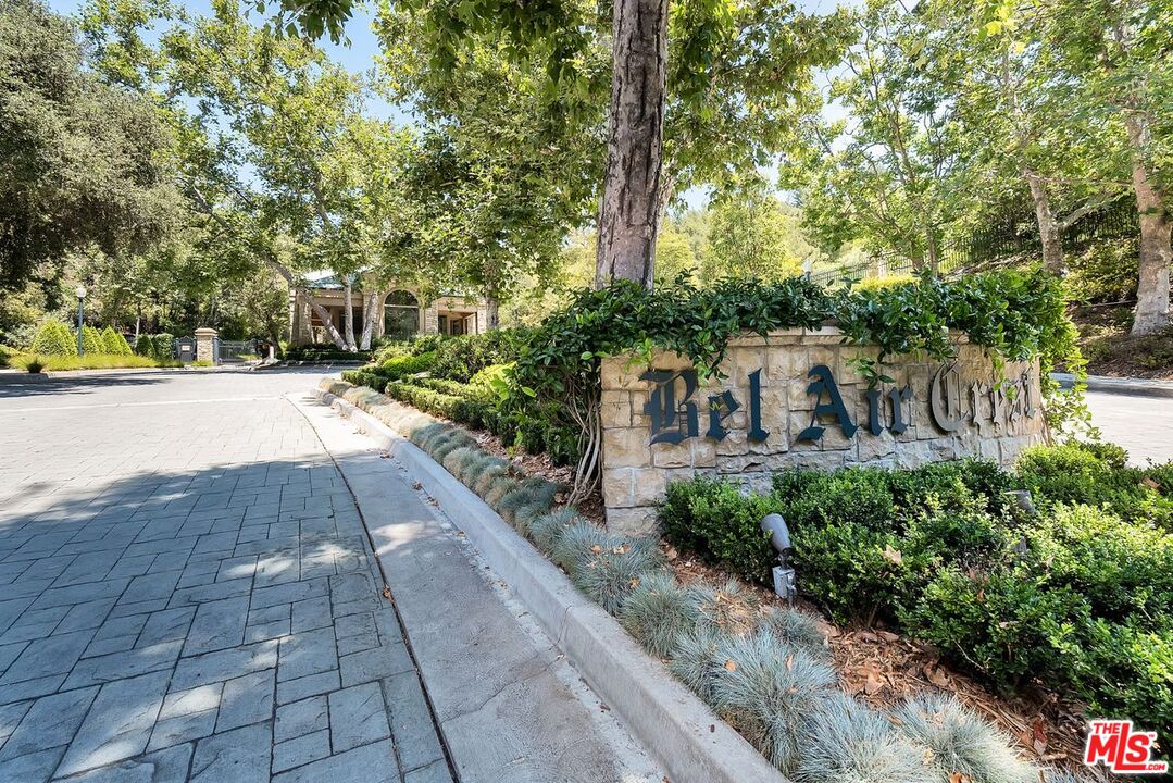 11815 Folkstone Ln