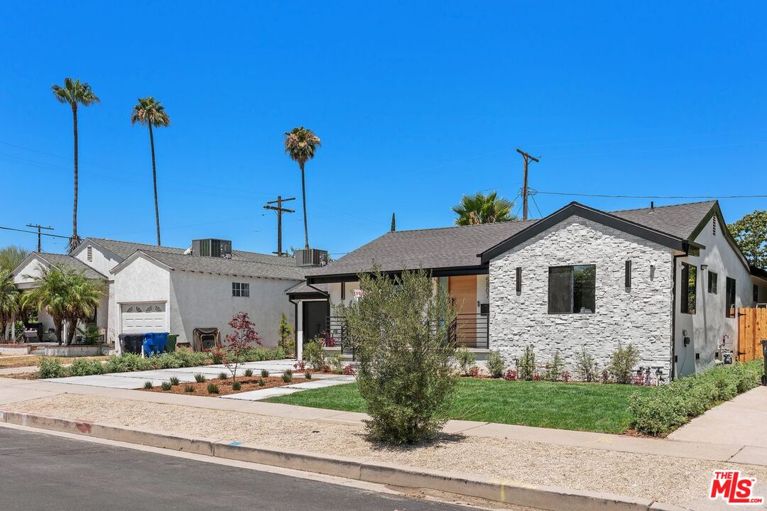 5807 Balcom Ave