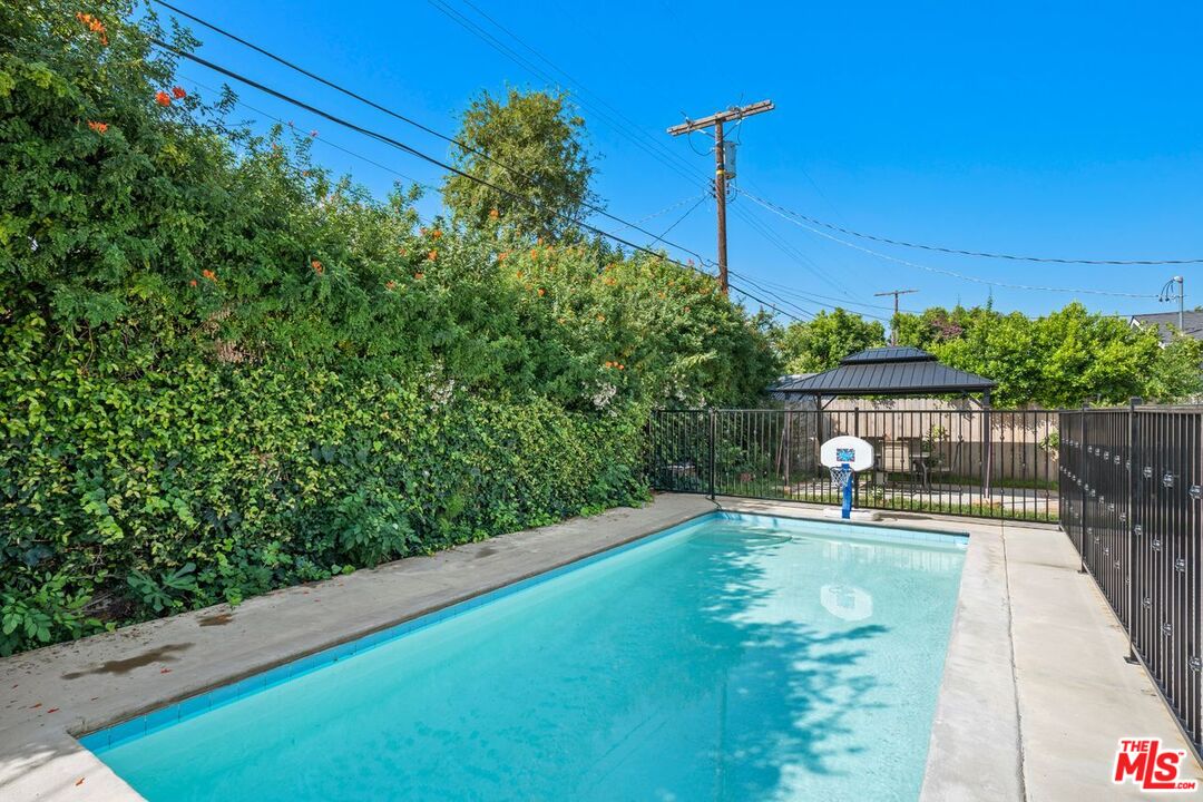 17434 Emelita St