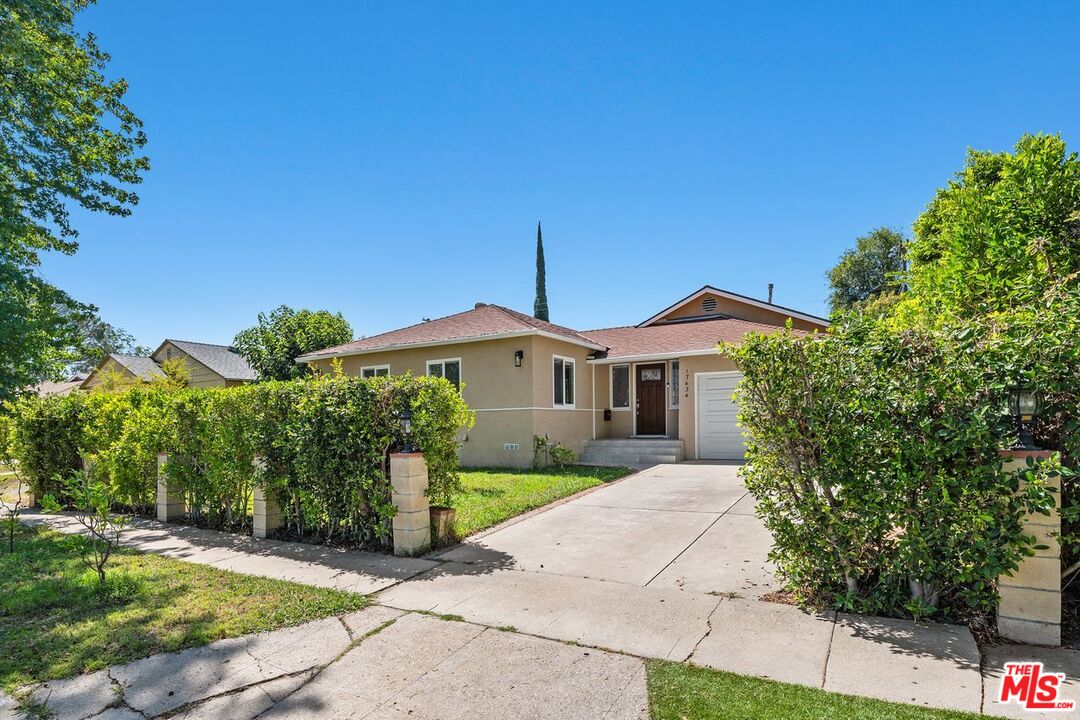 17434 Emelita St
