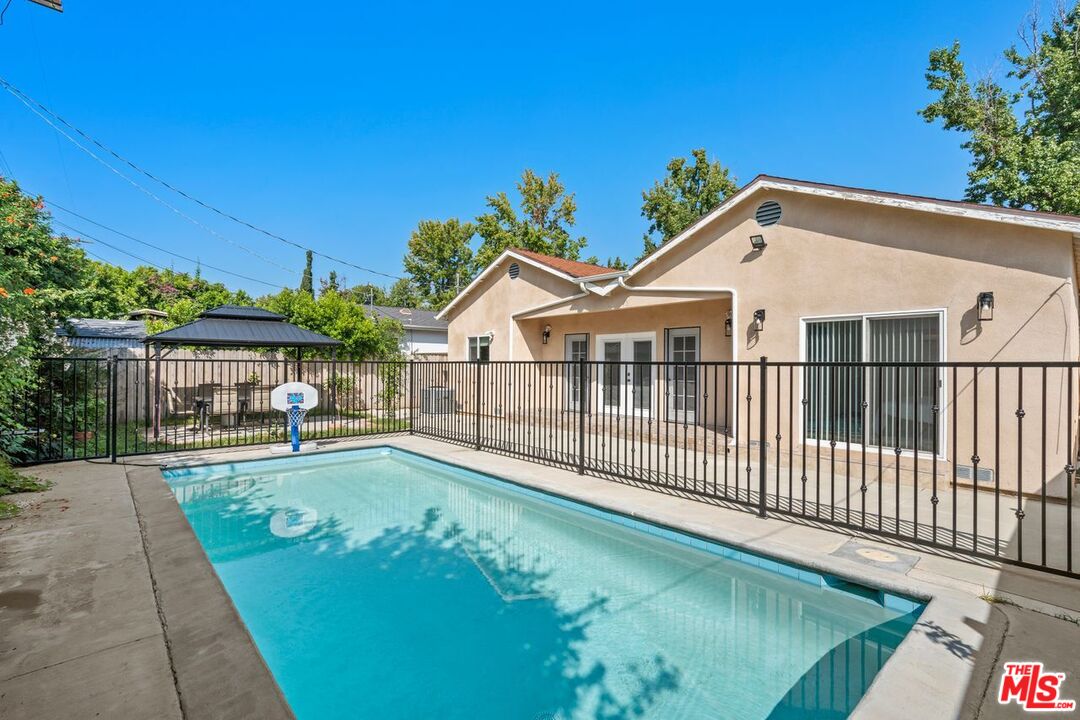 17434 Emelita St
