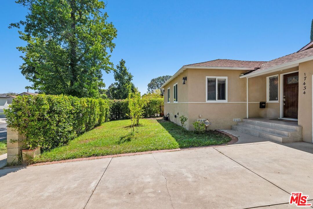 17434 Emelita St
