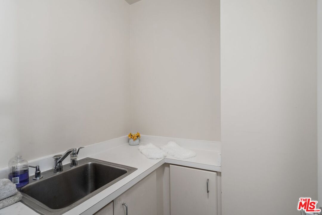 1360 S Beverly Glen Blvd Unit: PH301