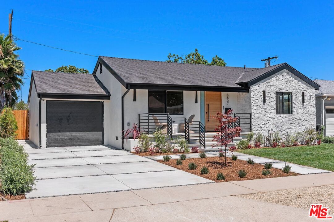 5807 Balcom Ave