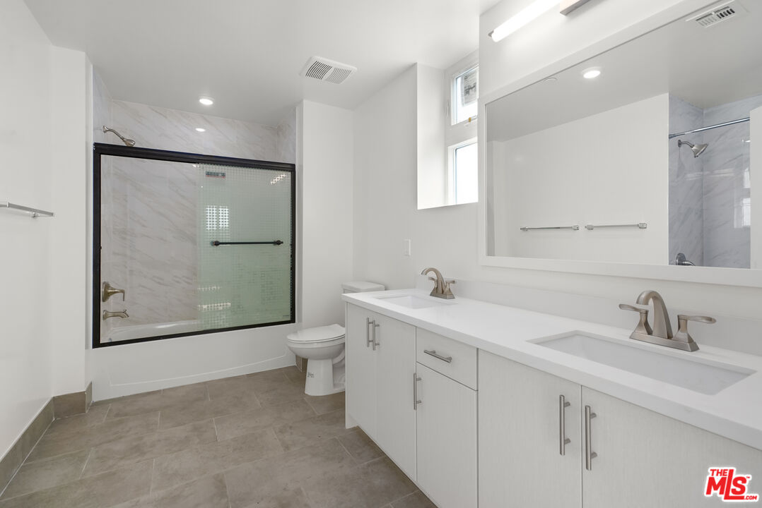 1832 S Barrington AVE Unit: 401